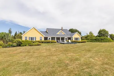 Image de Yellow Beach House – Beachfront 4br Retreat