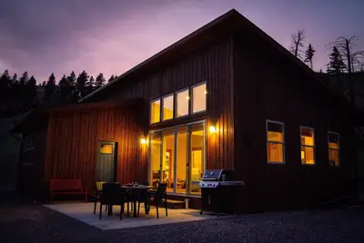 Image de Dog-friendly, 2-bedroom cabin with curated library, fireplace, and wide Montana skies. Tucked off a scenic dirt road in Paradise Valley—15 minutes to dining, 45 minutes to Yellowstone.