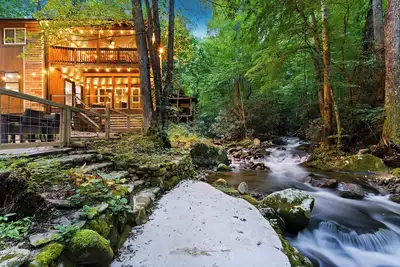 Image de New! Amazing Running Creek! New Build w/ Hot Tub!