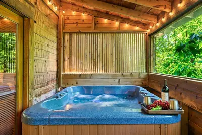 Image de 10 Min to Parkway! Romantic Couples Cabin w/ Soaking Tub & very private Hot Tub