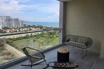 Image de Family-Friendly Modern 2br/2ba • Steps to Beach