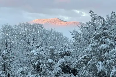 Image de Year-Round Chalet: Fireplace, Deck & Outdoor Fun