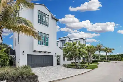 Image de Brand New 3-Story Home in Waterfront Community - Pool, Beach, and Pickleball