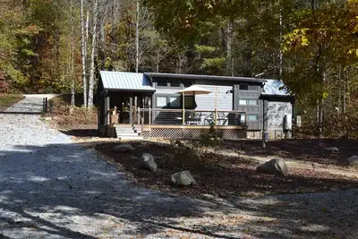 Image de Super Cute River Front tiny home in Lake Toxaway.