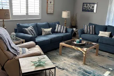 Image de Newly renovated  2 bedroom condo on siesta key beach…steps to private beach.