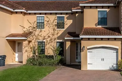 Image de 3-bedroom townhome in tranquil Poinciana with fitness room, Ac