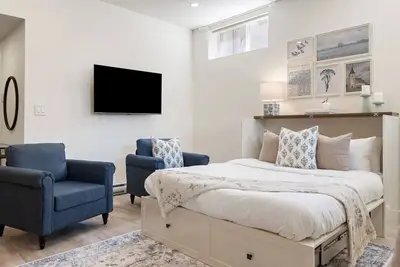 Image de Spacious Walkout Basement Studio w/ Parking + Laundry + Wifi - Near Transit