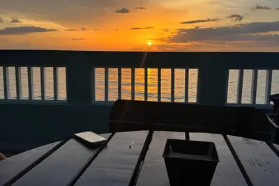 Image de 1st Floor - Direct Beach Access - Sleeps 6