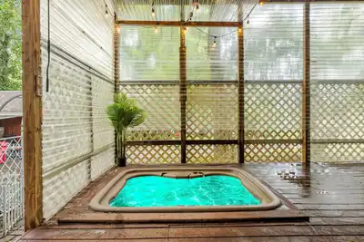 Image de Saltwater pool, hot tub, and trampoline! 4 beds! Baby crib!