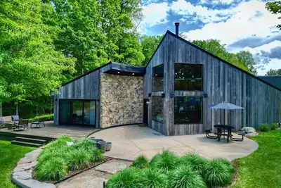 Image de Lakeside Chalet w/ Private Deck, Wood Stove & Scenic Trails in Ohio Wine Country
