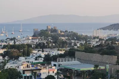 Image de Full Castle view. 3 bedroom 3 bathroom 70sqm terrace Brutalist Conceptional flat