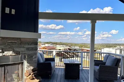 Image de The Blue Moon - 115 Welcomes You to Hill Country