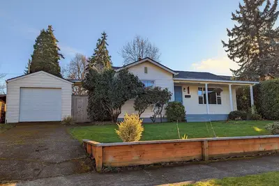 Image de Charming South Eugene home with huge, enclosed yard! Pet friendly!