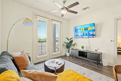 Image de Sunlit Suite w/ Resort Pool & Gym by Midtown Blvd