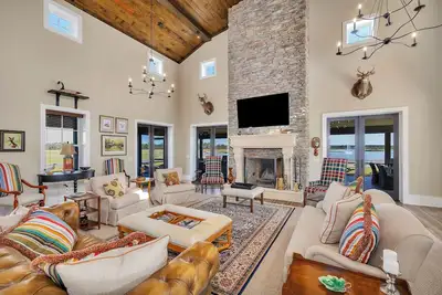 Image de Private and Spacious 6-bedroom lodge on a lake