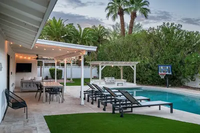 Image de Modern Retreat with Pool, Fire Pit & Outdoor Living