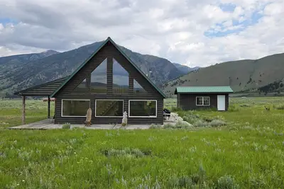 Image de Enchanting 3-bedroom cabin in Cameron Near Yellowstone National Park.