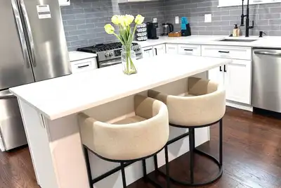 Image de Welcome to Your Luxurious Urban Haven!