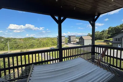 Image de 7 minutes from Dollywood - Rooftop Views & Hot Tub