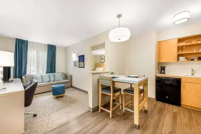 Image de 2 Family-Friendly Suites w/ Kitchen Perfect for Trips Near Charlotte Attractions
