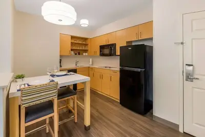 Image de 2 Pet-Friendly Style Suites Perfect for Extended Stays with Free Breakfast