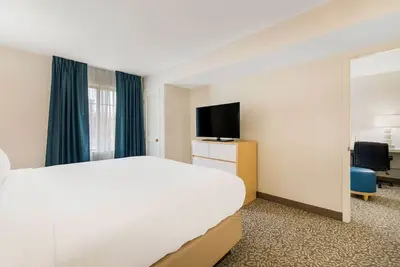 Image de 3 Modern Apartment-Style Suites with Pool Close to Billy Graham Library – 5 Mi