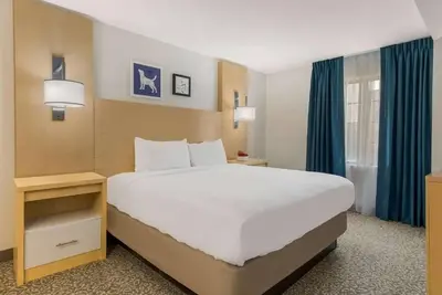 Image de Pet Friendly Stylish Suite with Apartment-Style Comfort Near Charlotte Hotspots