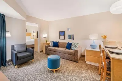 Image de 2 Pet-Loving Apartment-Style Suites – Shop Near Charlotte Premium Outlets