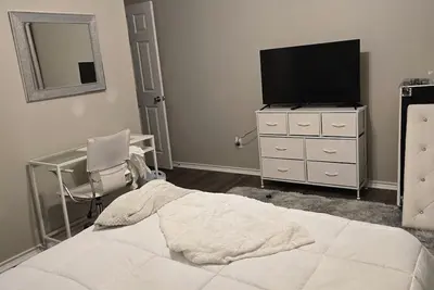 Image de Bling, bling room in enjoyable, peaceful, house with Ac in charming Forney Texas