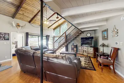 Image de Beautiful 4br Pine Mountain Lake Home, Waterfront, Deck, W/D, Near Yosemite