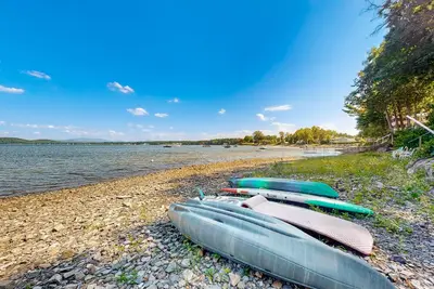 Image de Lakefront house, mountain views, hot tub, kayaks, floating dock, fireplace, bbq
