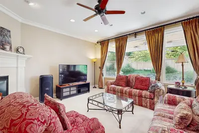 Image de Spacious getaway home with fireplace, private patio & grill