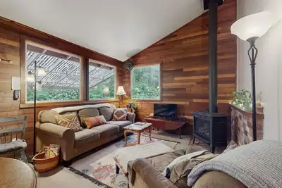 Image de Charming cabin w/ wifi, private backyard & convenient location