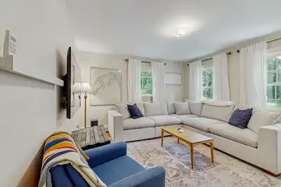 Image de Charming  Retreat w/ WiFi, Ping Pong Table & Walking Distance to the Ocean