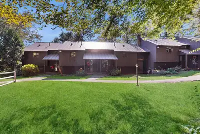 Image de Cozy condo w/ balcony, river view, electric woodstove, w/d, wifi, kitchen, a/c