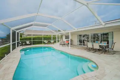 Image de Villa Frances - Beautiful electric-heated pool home on Sailboat Access Canal - Swfl Rentals