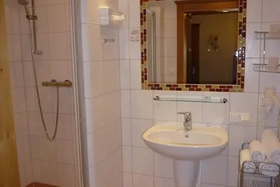 Image de Double room with shower, Wc, with balcony - Hotel-Garni Landhaus Trenkenbach