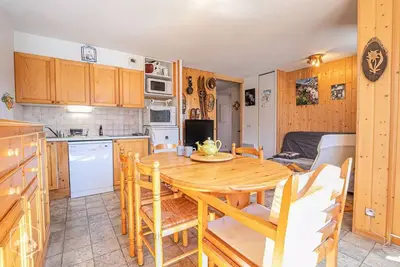 Image de Appartement spacieux proche de la base de loisirs avec une vue dégagée