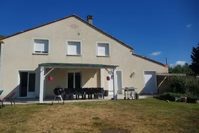 Image de grande maison sur les coteaux de gascogne à layrac