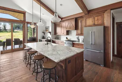 Image de Luxury Home Steps from Trails | Resort Pools, Lakefront & Concierge