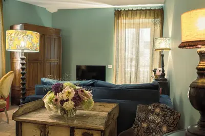 Image de Elegance and comfort in the country's most central historic building