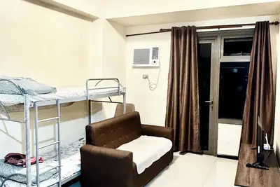 Image de Chic 1-bedroom condo with fitness room and Ac in brilliant Pasay City