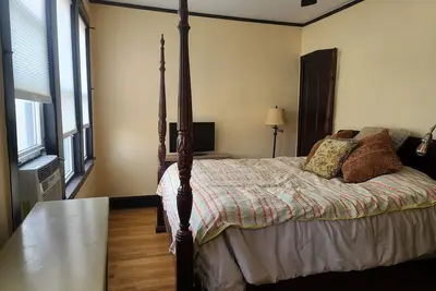 Image de Scott House of Woodlawn - Upper 2 Bdrm unit in Chicago; Ac and extras