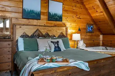 Image de Cozy Cabin w/ Loft, Hot Tub & Views