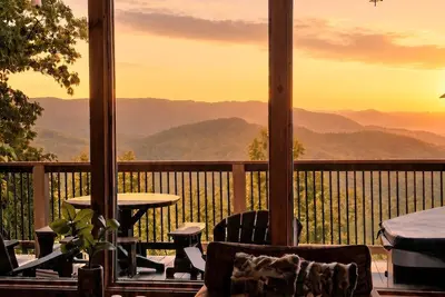 Image de Adorable Rustic Cabin w/ Hot Tub & Views