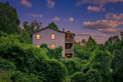 Image de 9 Bedroom Retreat w/ Views & Pool Table