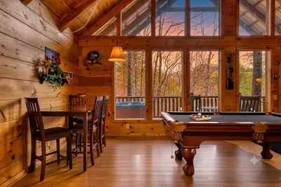 Image de Cozy Rustic Cabin w/ Hot Tub & Pool Table