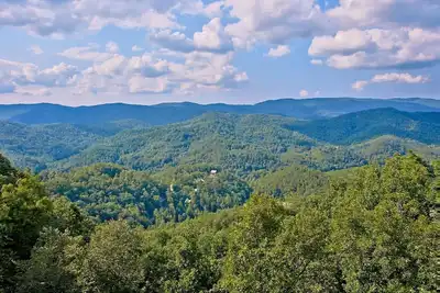 Image de Romantic Log Cabin w/ Hot Tub & Views