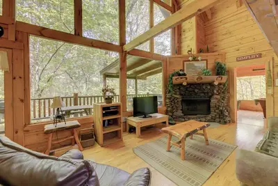 Image de Tranquil Cabin w/ Hot Tub & Pool Table