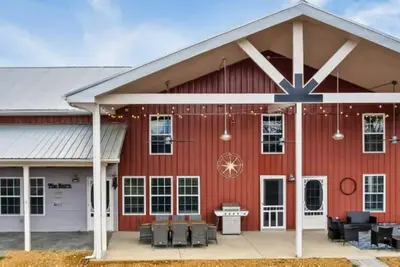 Image de Spacious Barn Styled Retreat w/ Theater & Hot Tub
